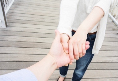 手の繋ぎ方 デートで女性から手を繋がせてしまうテクニックとは モテline研究所